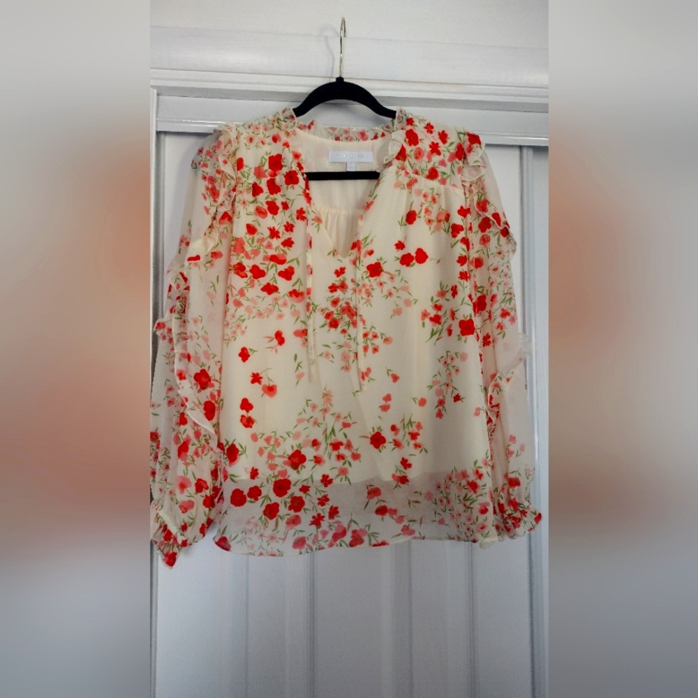 Spring blouse with ruffled sleeve detail